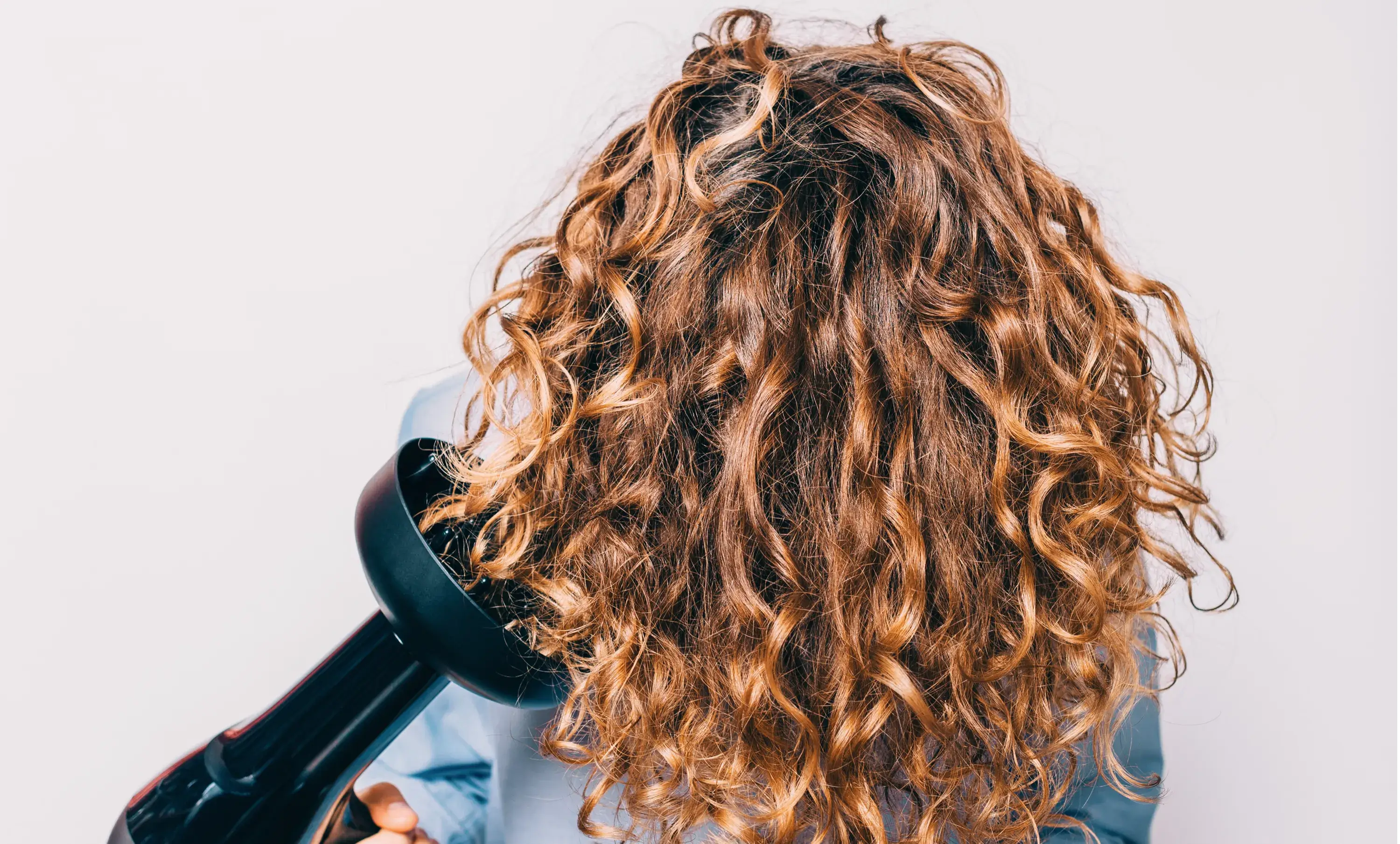 person using A DIFFUSER ATTACHMENT salon Toujours Belle